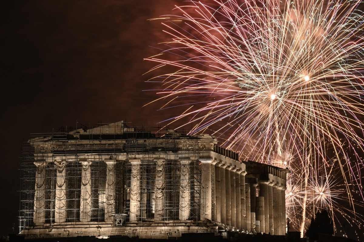 Fogos de artifício explodem sobre a Acrópole durante as celebrações do Ano Novo em Atenas, no início de 1º de janeiro de 2024