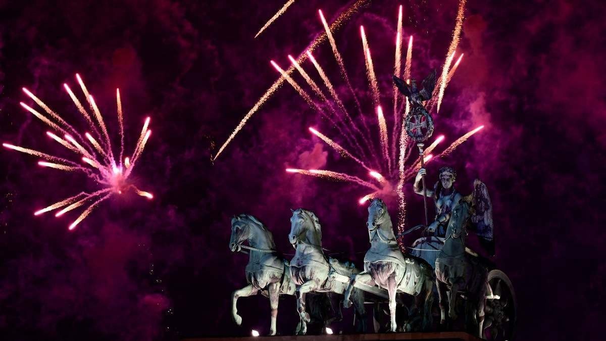 Fogos de artifício explodem atrás da quadriga do famoso Portão de Brandemburgo em Berlim para inaugurar o Ano Novo em 1º de janeiro de 2024      