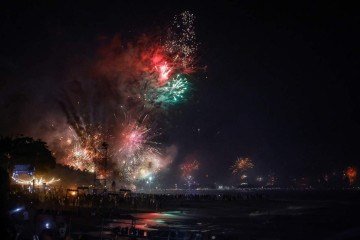 Fogos de artifício iluminam o céu noturno enquanto os foliões celebram o Ano Novo em uma praia no distrito de Kerobokan, na ilha turística de Bali, na Indonésia, em 1º de janeiro de 2024 - (crédito: David GANNON / AFP) Fogos de artifício iluminam o céu noturno enquanto os foliões celebram o Ano Novo em uma praia no distrito de Kerobokan, na ilha turística de Bali, na Indonésia, em 1º de janeiro de 2024 - (crédito: David GANNON / AFP)