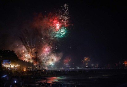 Fogos de artifício iluminam o céu noturno enquanto os foliões celebram o Ano Novo em uma praia no distrito de Kerobokan, na ilha turística de Bali, na Indonésia, em 1º de janeiro de 2024 -  (crédito: David GANNON / AFP) -Fogos de artifício iluminam o céu noturno enquanto os foliões celebram o Ano Novo em uma praia no distrito de Kerobokan, na ilha turística de Bali, na Indonésia, em 1º de janeiro de 2024 -  (crédito: David GANNON / AFP)
