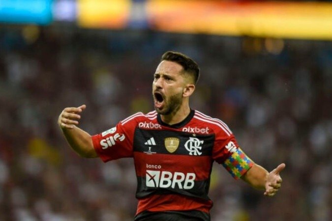 Everton Ribeiro (e) é o mais antigo jogador do atual elendo do Flamengo  -  (crédito:  Marcelo Cortes / Flamengo)