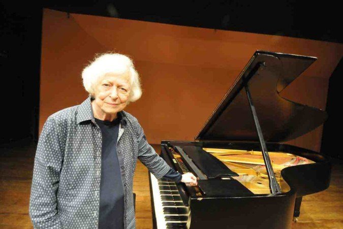 Berenice Menegale chega aos 90 anos determinada a oferecer estudode música a jovens que não podem pagar por ele -  (crédito: Alexandre Guzanshe/EM/D.A Press)