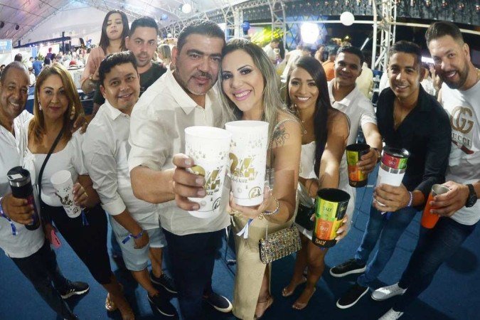  01/01/2024 Credito: Ed Alves/CB/DA.Press. Cidades. Reveillon 2024 - Esplanada dos Ministerios e Prainha. Na foto Familia Couto Mota. Na foto Cristiano Varela e Amigos. 