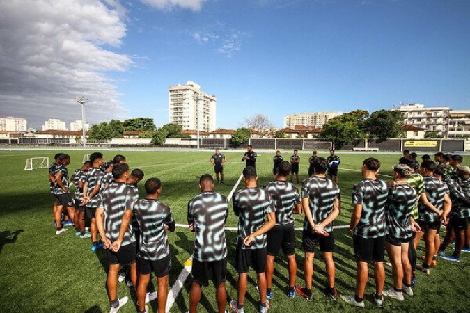 Eduardo Oliveira dá instruções ao time do Botafo, que estreia nesta terça na Copinha  -  (crédito: Foto: Arthur Barreto/Botafogo)