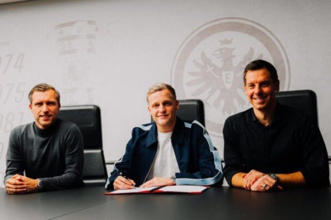 Van de Beek (centro) será jogador do Eintracht Frankfurt por seis meses  -  (crédito: Foto: Divulgação/Eintracht Frankfurt)