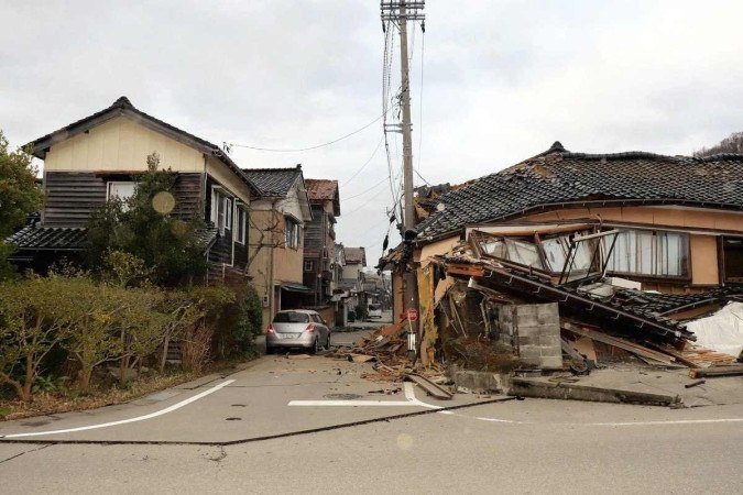 Esta vista geral mostra edifícios gravemente danificados ao longo de uma rua na cidade de Wajima, província de Ishikawa, em 1º de janeiro de 2024, depois que um grande terremoto de magnitude 7,5 atingiu a região de Noto, na província de Ishikawa - (crédito: Yomiuri Shimbun/AFP) Esta vista geral mostra edifícios gravemente danificados ao longo de uma rua na cidade de Wajima, província de Ishikawa, em 1º de janeiro de 2024, depois que um grande terremoto de magnitude 7,5 atingiu a região de Noto, na província de Ishikawa - (crédito: Yomiuri Shimbun/AFP)