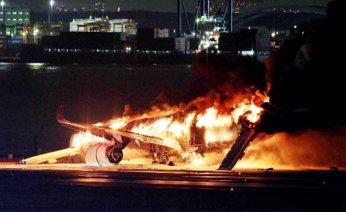 Avião da Japan Airlines em chamas, na pista do aeroporto de Haneda, em Tóquio, em 2 de janeiro de 2024. A aeronave teria aparentemente colidido com uma guarda costeira. aeronaves, disseram reportagens de televisão 