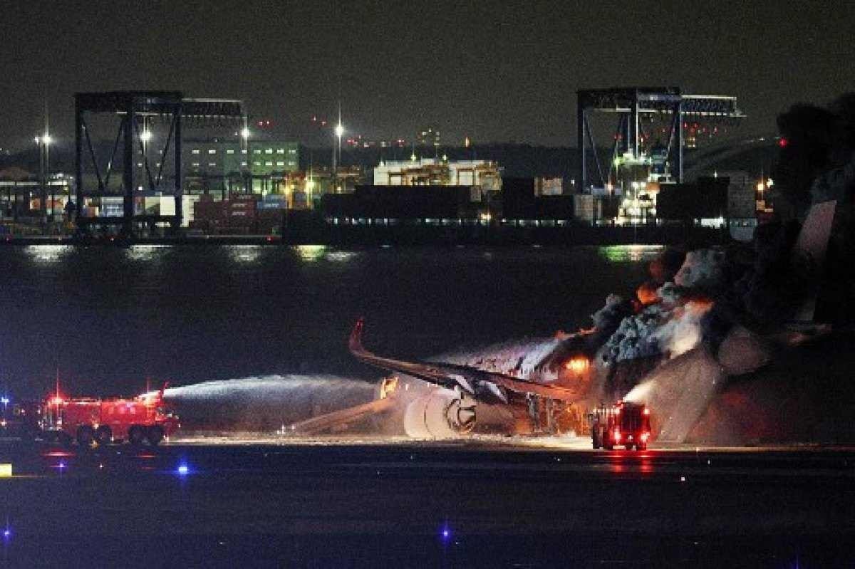 Avião explode em aeroporto de Tóquio e bombeiros tentam apagar o fogo com água 