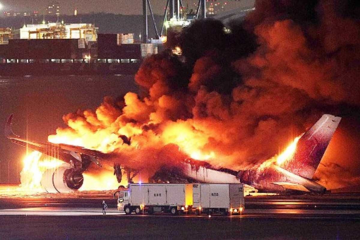 Ápice do fogo em avião que colidiu no Japão 
