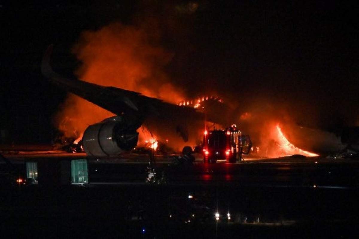 Aeronave da Japan Airlines em chamas 