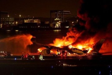Aeronave colididiu com avião menor ao pousar em aeroporto em Tóquio -  (crédito: Reuters)