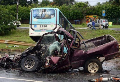O acidente matou Valdivaldo Cândido da Costa, 51 anos, e deixou 15 pessoas feridas, após uma colisão entre um carro e um ônibus -  (crédito:  Marcelo Ferreira/CB/D.A Press)