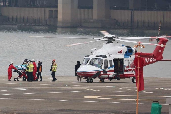 Lee, de 59 anos, foi levado por via aérea a Seul para uma cirurgia, após receber tratamento de emergência em Busan -  (crédito: Reprodução/Yonhap / AFP)