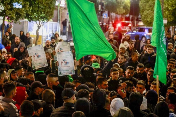 Em Ramallah, na Cisjordânia, sede da Autoridade Palestina, protesto contra o assassinato de Al Arouri: 