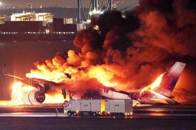 Ápice do fogo em avião que colidiu no Japão  -  (crédito: JIJI PRESS / AFP / Japan OUT)