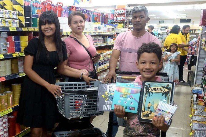 Para economizar nos gastos com os três filhos, Vandilson Araújo procura itens que venham com brindes como lápis grafite e borracha 