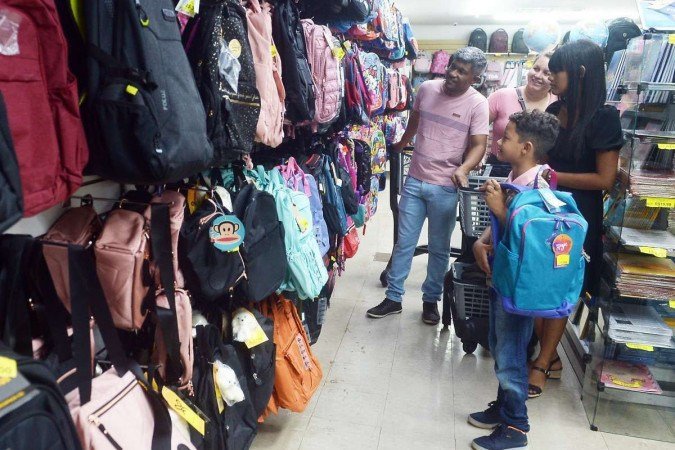  02/01/2024 Credito: Ed Alves/CB/DA.Press. Cidades. Movimentação na Papelarias - Compra de materiais Escolares. Na foto. Vandilson Araujo e familia. 