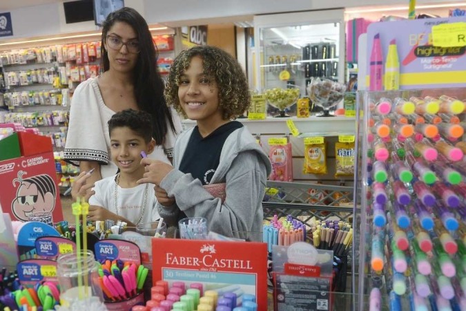 Dayse Lima pesquisa preços de material escolar dos dois filhos em várias lojas e escolhe a forma de pagamento com desconto maior  -  (crédito:  Ed Alves/CB/DA.Press)