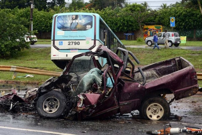 O acidente matou Valdivaldo Cândido da Costa, 51 anos, e deixou 15 pessoas feridas, após uma colisão entre um carro e um ônibus -  (crédito:  Marcelo Ferreira/CB/D.A Press)