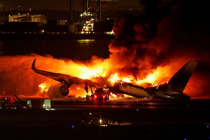 Aeronave parece ter colidido com avião menor -  (crédito: Reuters)
