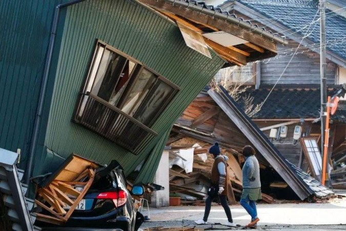 Um poderoso terremoto no dia de Ano Novo de 2024 derrubou casas no centro do Japão -  (crédito: Reuters)