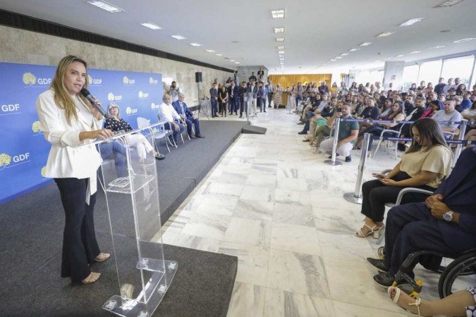 Em posse, Celina Leão reforça a importância da educação. - (crédito: Renato Alves/Agência Brasília) Em posse, Celina Leão reforça a importância da educação. - (crédito: Renato Alves/Agência Brasília)