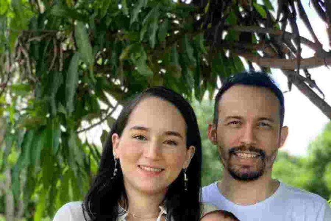 Família reunida: Thalita, seu esposo, Carlos Victor, e a filha Aurora 
