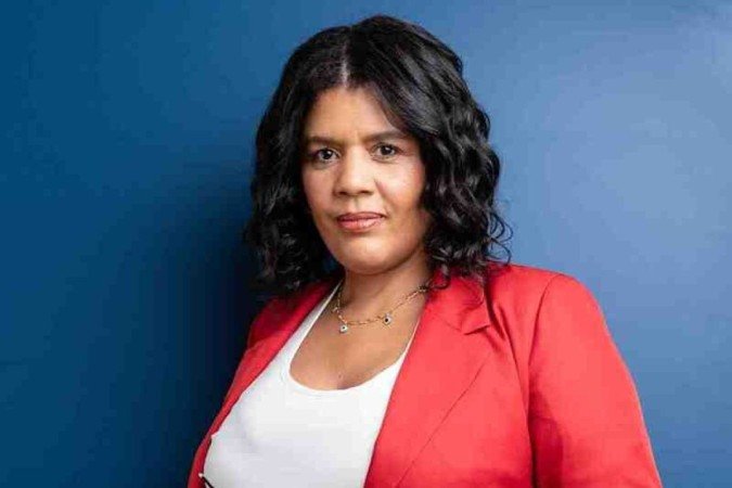 Juliana Kaiser é mentora de carreira e aponta diferentes atitudes para profissionais de nível médio e superior que buscam uma vaga Juliana Kaiser é mentora de carreira e aponta diferentes atitudes para profissionais de nível médio e superior que buscam uma vaga
