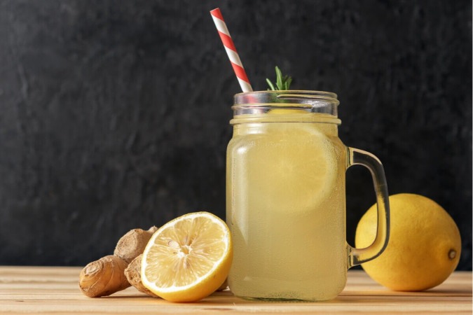 Suco de limão com gengibre (Imagem: ZOLDATOFF | Shutterstock) -  (crédito: EdiCase)