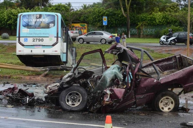 Carro ficou destrudo com o impacto -  (crdito: Marcelo Ferreira/ CB/ D.A. Press)