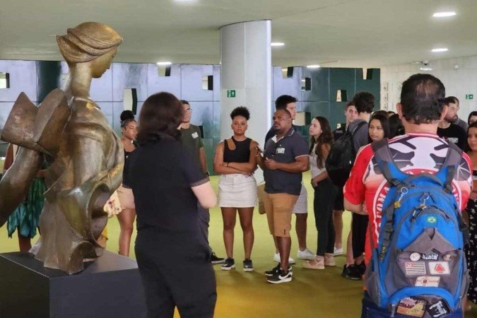 Visitas observam a escultura Anjo. Ao fundo, verde, o muro de Athos Bulcão, ambos alvo dos extremistas - (crédito: Evandro Éboli/CB/DA.Press) Visitas observam a escultura Anjo. Ao fundo, verde, o muro de Athos Bulcão, ambos alvo dos extremistas - (crédito: Evandro Éboli/CB/DA.Press)