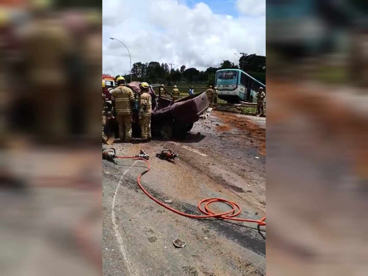 Acidente entre nibus e carro no Park Way