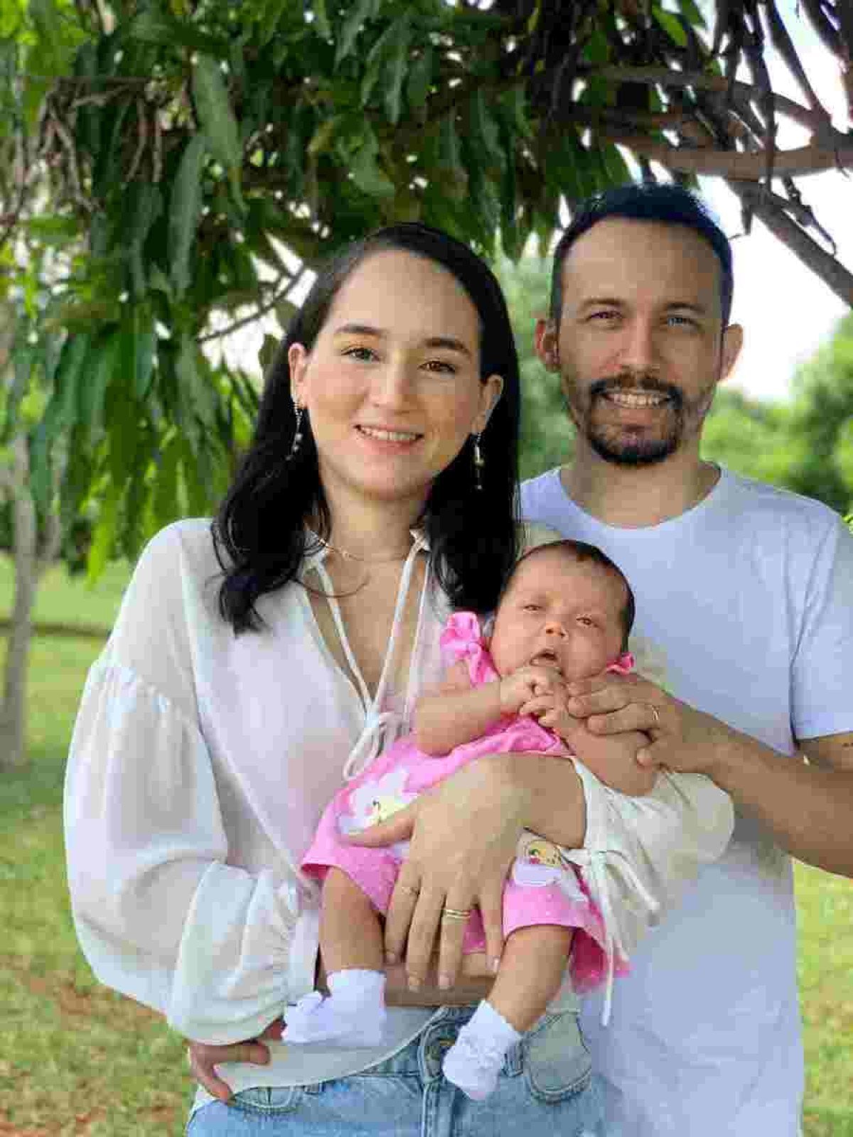 A família reunida, Thalita Iasmim, seu esposo Carlos Victor Mendes e a filha Aurora  