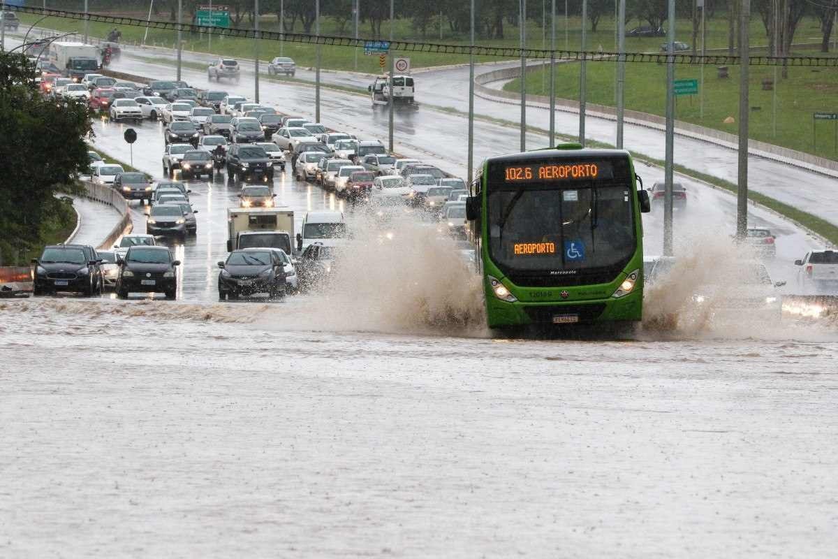 Governo do DF cria comissão para prevenir danos por eventos climáticos