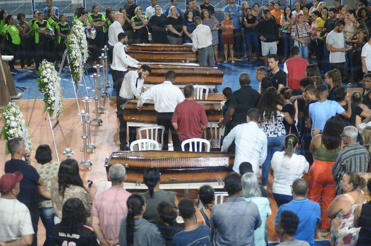  Velório coletivo dos corpos dos quatro jovens mortos em uma BMW em Balneário Camboriú, ( SC ).