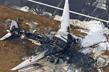 Como tripulação conseguiu evacuar 379 pessoas de avião em chamas no Japão