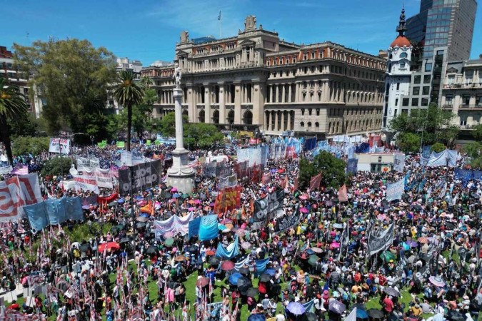 Membros de sindicatos protestam contra o decreto de Javier Milei em Buenos Aires, em 27 de dezembro  -  (crédito: Luis Robayo/AFP)