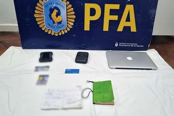 Polícia Federal mostra material apreendido durante uma operação em que três estrangeiros são suspeitos de fazerem parte de uma célula terrorista -  (crédito: Argentinian Federal Police / AFP)