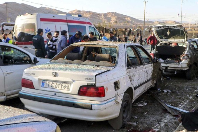 Carros destruídos no local onde duas explosões atingiram uma multidão marcando o aniversário do assassinato em 2020 do general da Guarda Qasem Soleimani -  (crédito: TASNIM NEWS/ AFP)