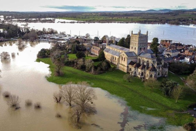 Aérea de Abadia de Tewkesbury cercada por enchentes depois que os rios Swilgate e Avon transbordaram em Tewkesbury, oeste da Inglaterra, após a tempestade Henk -  (crédito: ADRIAN DENNIS / AFP)