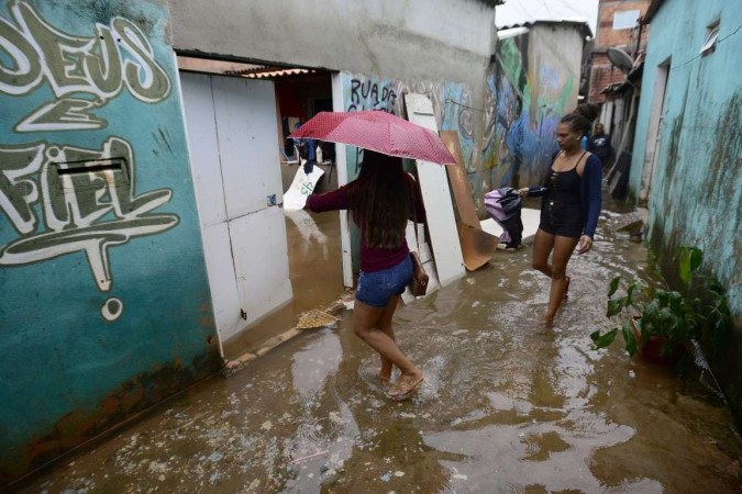 Fortes chuvas fez córrego Riacho Fundo, na Vila Cauhy, transbordar e invadir as casas. -  (crédito:  Marcelo Ferreira/CB/D.A Press)