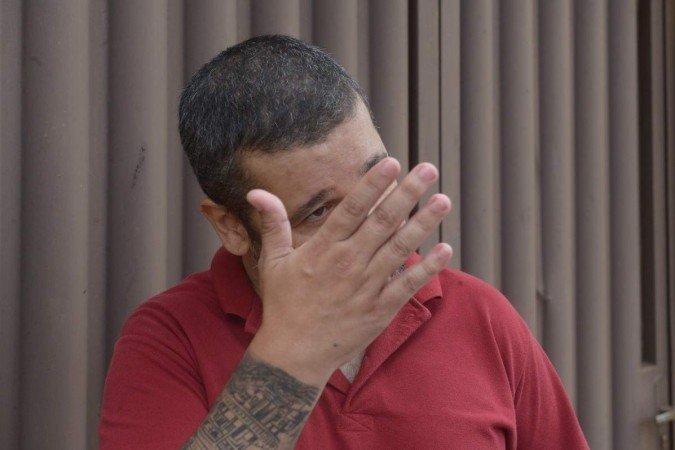  Os corpos dos quatro jovens encontrados mortos dentro de uma BMW, domingo, em Balneário Camboriú (SC), serão velados no Jockey Clube de Paracatu (MG). Na foto, Gilson, pai de Gustavo.