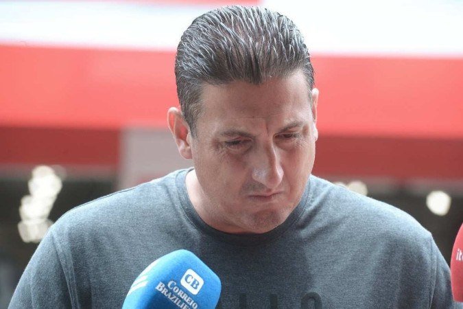  Os corpos dos quatro jovens encontrados mortos dentro de uma BMW, domingo, em Balneário Camboriú (SC), serão velados no Jockey Clube de Paracatu (MG). Na foto, Ricardo tio do jovem Thiago.