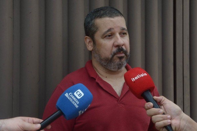  Os corpos dos quatro jovens encontrados mortos dentro de uma BMW, domingo, em Balneário Camboriú (SC), serão velados no Jockey Clube de Paracatu (MG). Na foto, Gilson, pai de Gustavo.