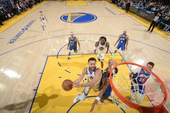 Além dos pontos anotados, Curry ainda distribuiu seis assistências -  (crédito: Noah Graham / AFP)