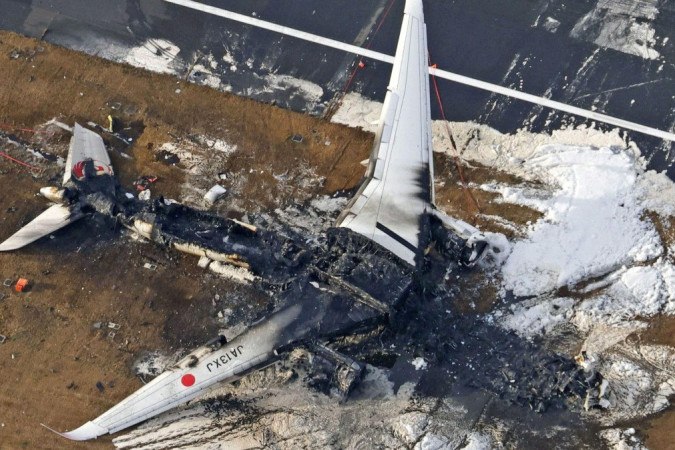 Passageiros e tripulantes conseguiram escapar antes de as chamas engolirem avião -  (crédito: Reuters)