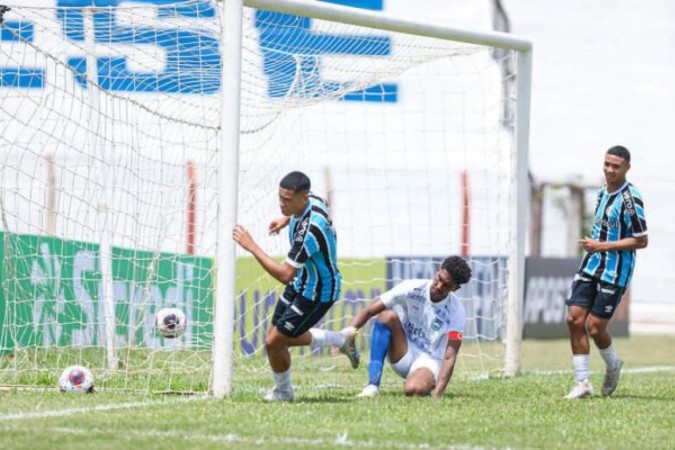 Jardiel comemora com os companheiros um dos gols do Grêmio  -  (crédito: Fotos: Renan Jardim / Grêmio FBPA)