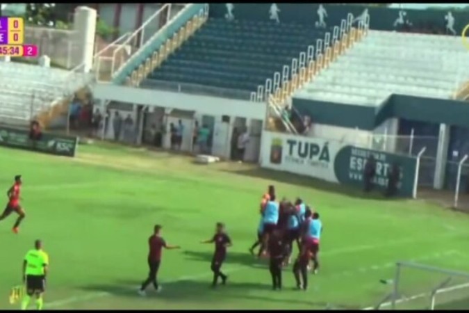 Goleiro Ygor comemora seu gol com os companheiros no banco de reservas do Atlético-GO -  (crédito: Foto: Reprodução/Youtub)