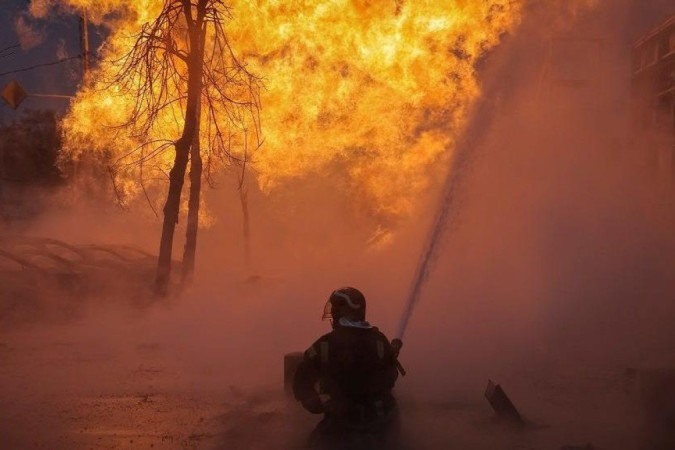 Bombeiro trabalha em local de um incêndio após um ataque com míssil russo -  (crédito: Reuters)