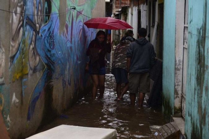 Moradores foram surpreendidos com a água, que invadiu casa -  (crédito: Marcelo Ferreira/CB/D.A Press)